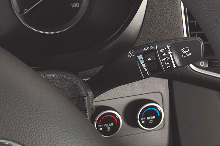 Ngoài ra trên mẫu xe Solati còn có các tiện ích đáng chú ý như hệ thống âm thanh Radio/USB/AUX, hệ thống điều hòa không khí, ổ cắm 12V và nhiều ngăn chứa đồ dành cho người sử dụng. Khoang chứa hành lý phía đuôi xe rộng rãi cùng với giá để đồ trên cao chạy dọc hai bên giúp cho khách hàng có thêm không gian để bảo quản hành lý của mình.