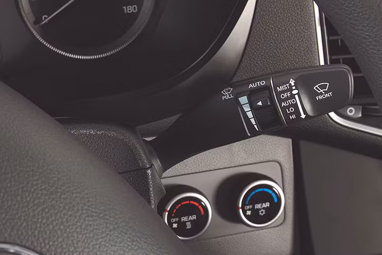 Ngoài ra trên mẫu xe Solati còn có các tiện ích đáng chú ý như hệ thống âm thanh Radio/USB/AUX, hệ thống điều hòa không khí, ổ cắm 12V và nhiều ngăn chứa đồ dành cho người sử dụng. Khoang chứa hành lý phía đuôi xe rộng rãi cùng với giá để đồ trên cao chạy dọc hai bên giúp cho khách hàng có thêm không gian để bảo quản hành lý của mình.