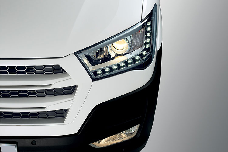 Vào năm 2017, Thaco không bỏ qua thị phần ở phân khúc minibus, tung ra mẫu Hyundai Solati với giá. Tuy nhiên mới đây, Hyundai Thành Công đã lấy lại được quyền sản xuất độc quyền của mẫu xe này và chính thức cho ra mắt tại thị trường Việt Nam nhằm mở rộng phân khúc.