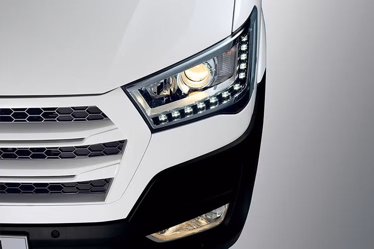 Vào năm 2017, Thaco không bỏ qua thị phần ở phân khúc minibus, tung ra mẫu Hyundai Solati với giá. Tuy nhiên mới đây, Hyundai Thành Công đã lấy lại được quyền sản xuất độc quyền của mẫu xe này và chính thức cho ra mắt tại thị trường Việt Nam nhằm mở rộng phân khúc.