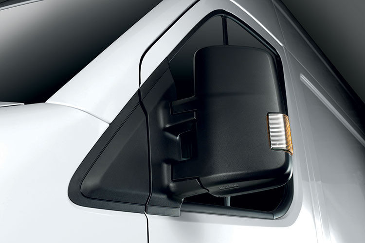 Lưới tản nhiệt của Solati được Hyundai thiết kế theo phong cách đặc trưng của Hyundai, hình lục giác sang trọng và mạnh mẽ. Xe được trang bị đèn pha projector hiện đại kết hợp cùng dải đèn LED chiếu sáng ban ngày mang tới sự sang trọng và tinh tế. Đèn sương mù thiết kế mới, tăng tính thẩm mỹ và an toàn khi vận hành xe trong điều kiện thời tiết xấu.