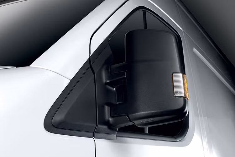 Lưới tản nhiệt của Solati được Hyundai thiết kế theo phong cách đặc trưng của Hyundai, hình lục giác sang trọng và mạnh mẽ. Xe được trang bị đèn pha projector hiện đại kết hợp cùng dải đèn LED chiếu sáng ban ngày mang tới sự sang trọng và tinh tế. Đèn sương mù thiết kế mới, tăng tính thẩm mỹ và an toàn khi vận hành xe trong điều kiện thời tiết xấu.