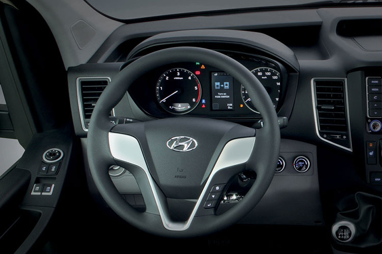 Bảng điều khiển trung tâm của xe có thiết kế hiện đại, thiết kế cụm đồng hồ trung tâm của mẫu xe này hiển nhiều thông tin như vòng tua máy, vận tốc và trình trạng của xe... Vô lăng của Hyundai Solati được trang bị trợ lực và có khả năng điều chỉnh tuỳ theo vị trí lái.