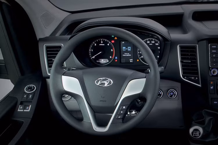Bảng điều khiển trung tâm của xe có thiết kế hiện đại, thiết kế cụm đồng hồ trung tâm của mẫu xe này hiển nhiều thông tin như vòng tua máy, vận tốc và trình trạng của xe... Vô lăng của Hyundai Solati được trang bị trợ lực và có khả năng điều chỉnh tuỳ theo vị trí lái.