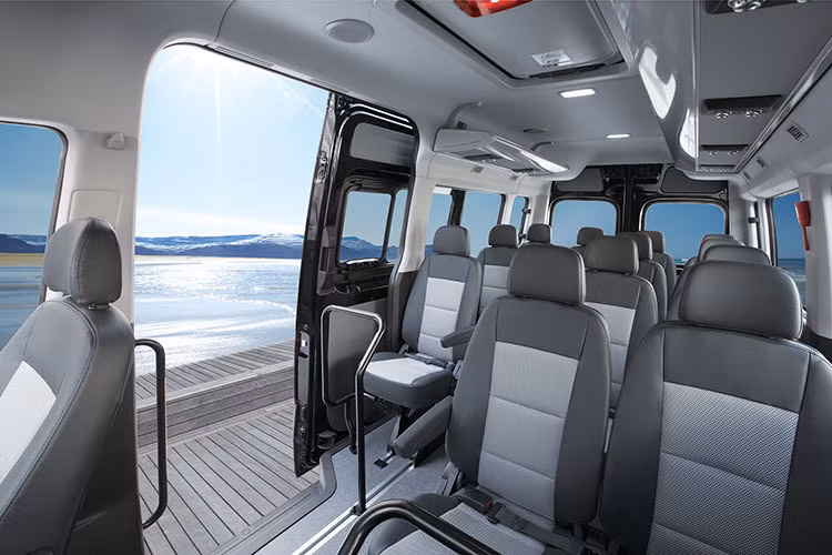 Về nội thất, Hyundai Solati nổi bật với không gian nội thất rộng rãi và thoải mái nhất phân khúc minibus 16 chỗ tại Việt Nam. Nhờ kích thước xe lớn mà hành lang đi lại bên trong xe rất rộng rãi và thuận tiện. Khoảng để chân và không gian trên đầu cũng được xem là rộng nhất phân khúc.