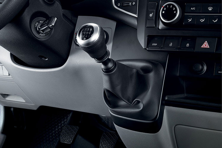 Hyundai Solati mới được trang bị khối động cơ Diesel 2.5L CRDi, công suất cực đại 170 Ps tại 3,600 (vòng/phút) và mô men xoắn cực đại đạt 422 Nm từ 1,500 ~ 2,500 (vòng/phút). Xe được sử dụng hộp số sàn Dymos 6 cấp mang lại hiệu quả truyền động tốt, mượt mà và êm ái, bên cạnh khả năng tiết kiệm nhiên liệu tối đa.