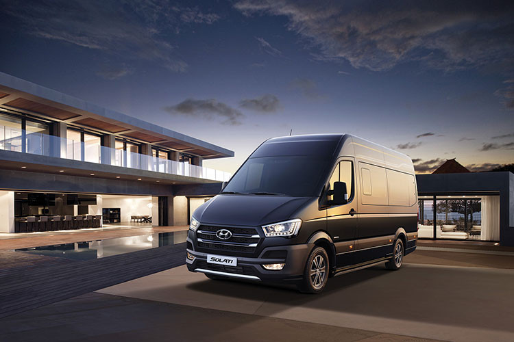 Ở phân khúc Minibus tại Việt Nam hiện nay, Ford Transit đang là mẫu xe duy nhất "tung hoành" một mình một thị trường sau khi Mercedes-Benz Sprinter ngừng sản xuất và Toyota Hiace chuyển sang dạng nhập khẩu nguyên chiếc. Chính vì vậy, với sự xuất hiện của Hyundai Solati 2018 mới - phân khúc này sẽ mang tính cạnh tranh hơn.
