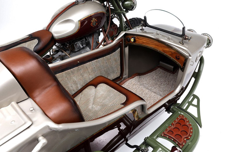 Phần đuôi xe được Le Mani Moto làm lại hoàn toàn, từ khung phụ cho đến ốp che bên ngoài. Ở động cơ, Le Mani Moto đã rất chăm chút cho "trái tim" của xe. Ngoài các đường ống dẫn bọc da, nắp che đầu bò của xe còn được chạm khắc hoa văn rất tinh xảo.