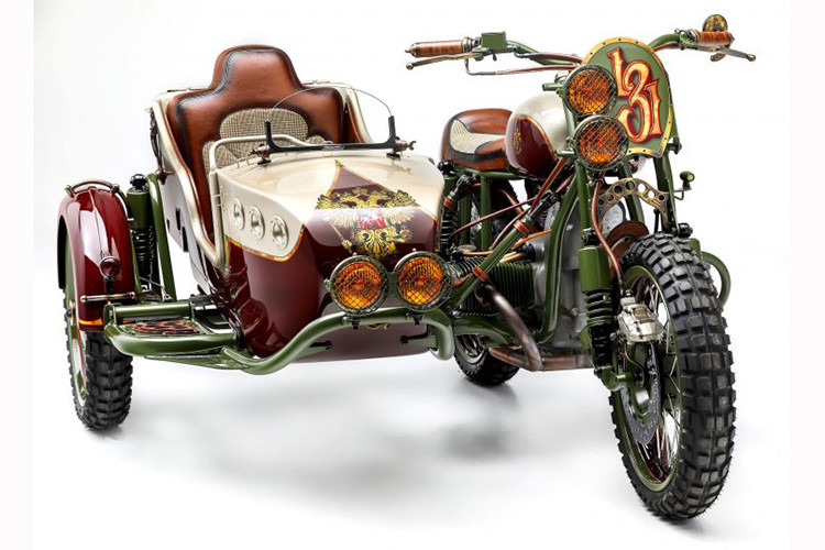 Được biết, thiết kế của xe cũng như các công đoạn nhỏ đều được tính toán và đánh giá hoàn thiện từ trước khi những tay thợ độ tài hoa của Le Mani Moto bắt đầu vào việc. Lựa chọn màu sơn, chất liệu da bọc, vải và các chi tiết kim loại hoàn thiện cũng vậy.