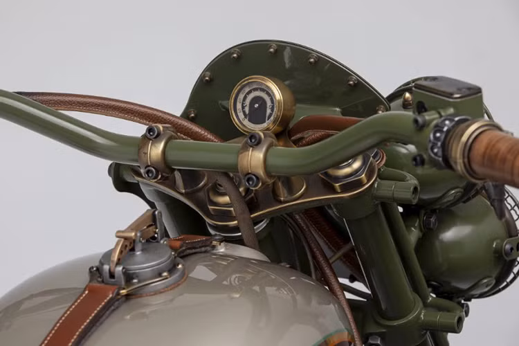 Các đường ống thủy lực trên xe đều được bọc da và thêu cẩn thận. Bộ đèn pha nguyên bản được thay bằng đèn pha đôi với ốp viền bằng đồng. Có thể thấy thân xe sử dụng đinh ri-vê và gỗ ốp đánh bóng khá nhiều, giúp nổi bật phong cách "steampunk".