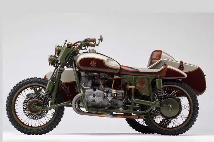 Mới đây, một xưởng độ có tên Le Mani Moto tại Nga vừa giới thiệu một bản độ cực đẹp mắt từ chiếc Ural sidecar, mang phong cách khoa học giả tưởng của thế kỷ 19. Theo đó chiếc sidecar dưới đây nổi bật với nhiều chi tiết trang trí bọc da bò hoặc làm bằng đồng, bên cạnh đó là các điểm nhấn bằng vàng khá tinh xảo, gợi lên phong cách khoa học giả tưởng lấy cảm hứng từ các cỗ máy chặng bằng hơi nước.