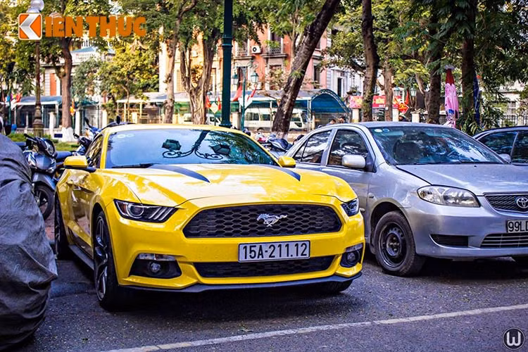 Chiếc xe thể thao Ford Mustang 2015 cập cảng Việt Nam vào tháng 9/2015 với màu vàng nổi bật của đại gia Hải Phòng "toả sáng" trên đường phố Hà Nội bởi phong cách nổi bật, đậm chất cơ bắp Mỹ.