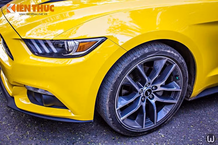 Xe sở hữu bộ mâm 19 inch 5 chấu kép, kết hợp bộ lốp Pirelli P Zero có kích thước 255/40 cho cả 4 bánh. Dưới gầm đuôi là tấm thoát gió thể thao với đèn lùi nằm giữa, cặp ống xả hai bên.