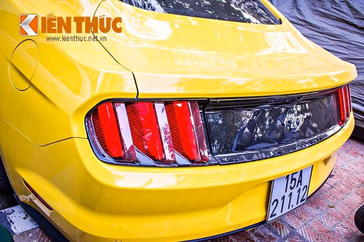  Đuôi sở hữu logo ngựa hoang truyền thống trên nền đen nổi bật, cùng những đường gân cơ bắp, đèn hậu LED gợi nhớ đến những chiếc Ford Mustang đời đầu tiên. Ngoài ra mẫu xe cơ bắp này còn sở hữu gương xe chỉnh điện, có trang bị sấy kính và gương nhỏ soi điểm mù... 