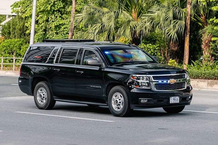 Phía Mỹ vẫn sử dụng mẫu các mẫu Suburban thế hệ thứ 11 làm xe hậu cần, xe được trang bị kính chống đạn, lốp chống thủng. Trong các mẫu Suburban, có một chiếc xe chuyên chở đặc vụ Mỹ có tên gọi “Haweye Renegade” chở đội Chống tấn công (CAT) và có thể phản ứng nhanh khi xảy ra nguy hiểm. 