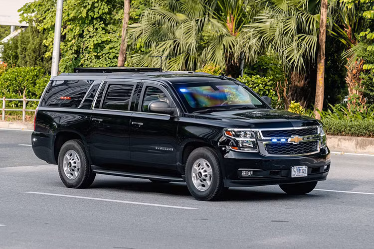 Phía Mỹ vẫn sử dụng mẫu các mẫu Suburban thế hệ thứ 11 làm xe hậu cần, xe được trang bị kính chống đạn, lốp chống thủng. Trong các mẫu Suburban, có một chiếc xe chuyên chở đặc vụ Mỹ có tên gọi “Haweye Renegade” chở đội Chống tấn công (CAT) và có thể phản ứng nhanh khi xảy ra nguy hiểm. 