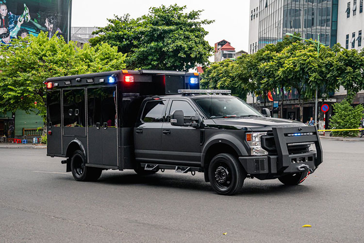 Mẫu Ford F550 với phần thùng đằng sau của Nhóm Ứng phó Y tế khẩn cấp giảm thiểu tác nhân nguy hiểm của Cơ quan mật vụ Hoa Kỳ chuyên xử lý các cuộc tấn công vũ khí hạt nhân, sinh học và hóa học. Trong vài trường hợp, xe sử dụng để chở các đồ dùng cần thiết trong đoàn.