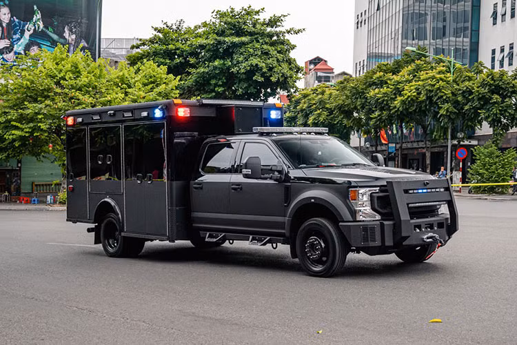 Mẫu Ford F550 với phần thùng đằng sau của Nhóm Ứng phó Y tế khẩn cấp giảm thiểu tác nhân nguy hiểm của Cơ quan mật vụ Hoa Kỳ chuyên xử lý các cuộc tấn công vũ khí hạt nhân, sinh học và hóa học. Trong vài trường hợp, xe sử dụng để chở các đồ dùng cần thiết trong đoàn.