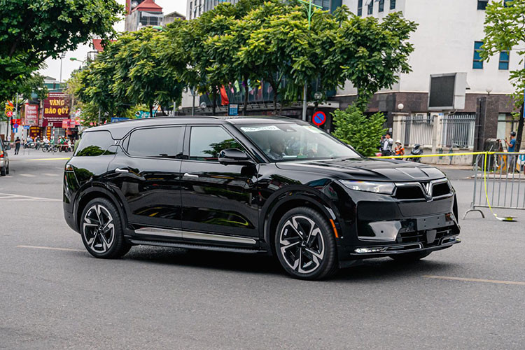 Phía cuối xuất hiện chiếc xe điện VinFast VF9 của Việt Nam.