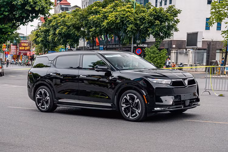 Phía cuối xuất hiện chiếc xe điện VinFast VF9 của Việt Nam.