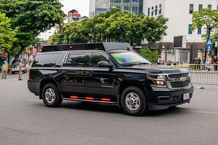 Mẫu Suburban có biệt danh “Watchover” với phần nóc có các ăng-ten nhằm gây nhiễu sóng liên lạc khi đoàn xe đi qua, xe có khả năng phát hiện tín hiệu kích nổ từ xa, đạn pháo và máy bay không người lái thông qua hệ thống radar tần sóng ngắn.