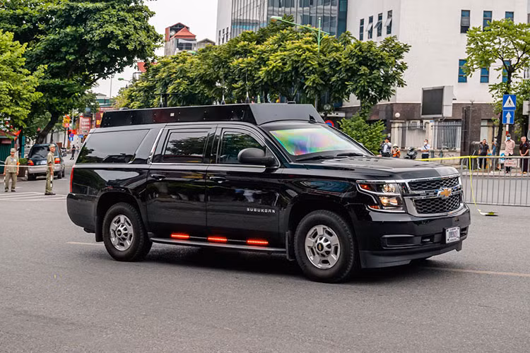 Mẫu Suburban có biệt danh “Watchover” với phần nóc có các ăng-ten nhằm gây nhiễu sóng liên lạc khi đoàn xe đi qua, xe có khả năng phát hiện tín hiệu kích nổ từ xa, đạn pháo và máy bay không người lái thông qua hệ thống radar tần sóng ngắn.