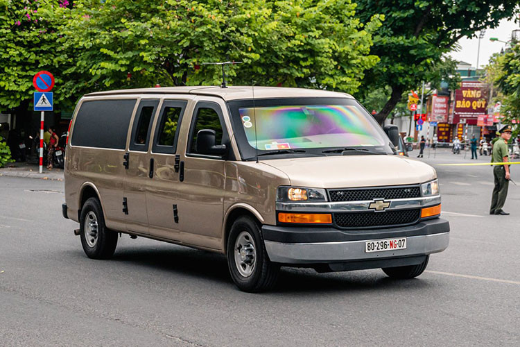 Mẫu Chevrolet Express của đại sứ quán Mỹ.
