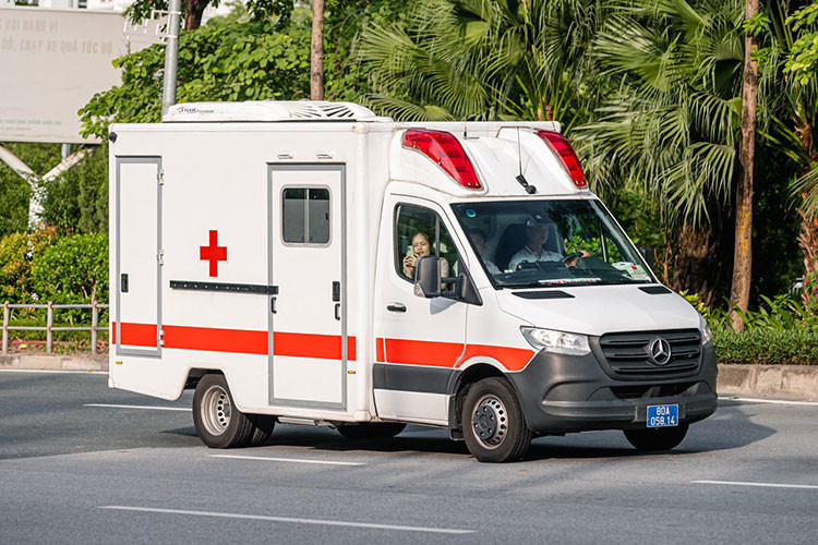 Một chiếc Mercedes Sprinter cứu thương đi gần cuối nhằm hỗ trợ y tế cho đoàn xe.