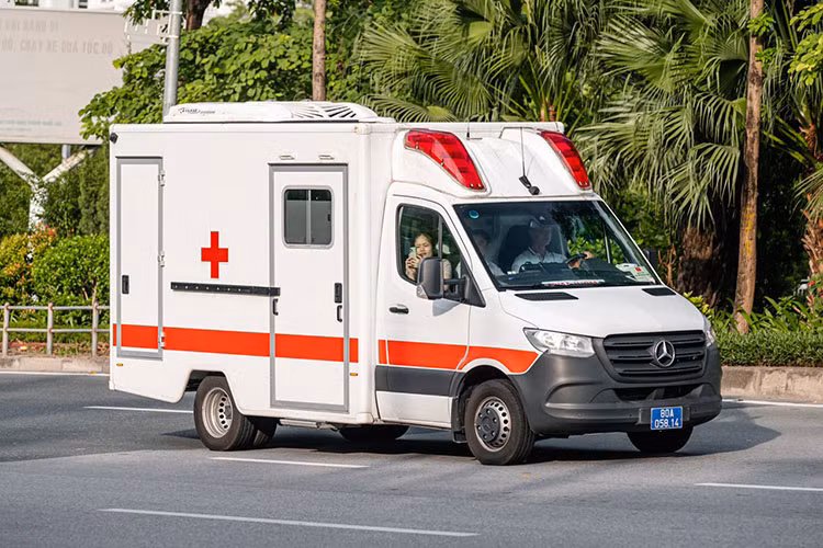 Một chiếc Mercedes Sprinter cứu thương đi gần cuối nhằm hỗ trợ y tế cho đoàn xe.