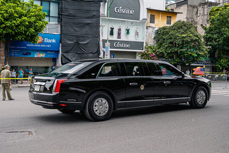 Kính xe dày 127 mm và cửa xe gia cố như cửa máy bay với kích thước 200 mm, trọng lượng xe lên tới 9 tấn. Lốp xe dày 200 mm, có thể tiếp tục di chuyển dù bị bắn hoặc phá hủy. Xe trang bị những công nghệ tối tân nhất để bảo vệ Tổng thống trong trường hợp bị tấn công như hệ thống điều hòa phòng hóa học, hệ thống chữa cháy tự động, hệ thống y tế với nguồn oxy và túi máu trùng với nhóm máu của Tổng thống.