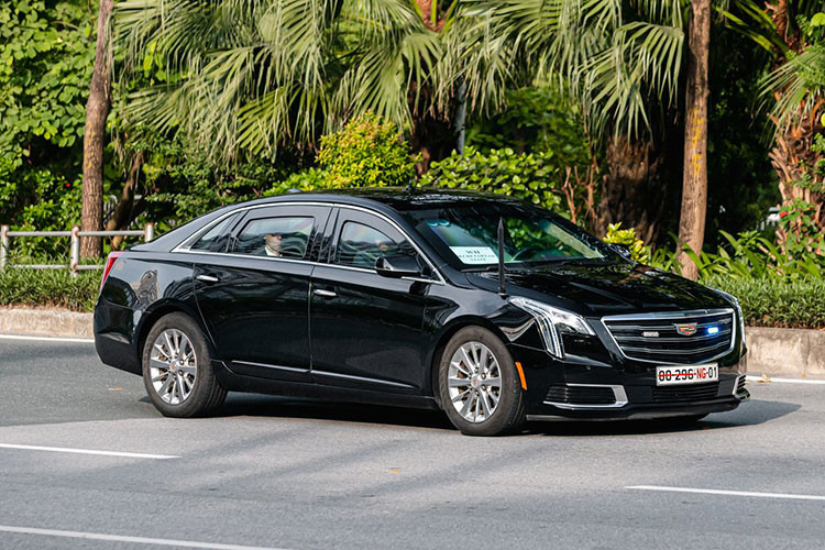 Trong đoàn xe tháp tùng Tổng thống Mỹ tại Việt Nam còn xuất hiện thêm chiếc Cadillac XTS đời mới, cũng có khả năng chống đạn.