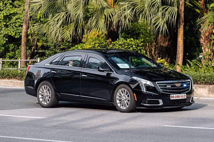 Trong đoàn xe tháp tùng Tổng thống Mỹ tại Việt Nam còn xuất hiện thêm chiếc Cadillac XTS đời mới, cũng có khả năng chống đạn.