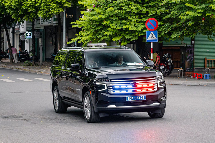 Đoàn Việt Nam sử dụng Chevrolet Suburban High Country đời mới, Surburban có 6 phiên bản, trong đó High Country là cao nhất. Xe sử dụng động cơ xăng 6,2 lít V8, công suất 420 mã lực và mô-men xoắn 625 Nm. Sức mạnh truyền tải thông qua hộp số 10 cấp và dẫn động 4WD. 