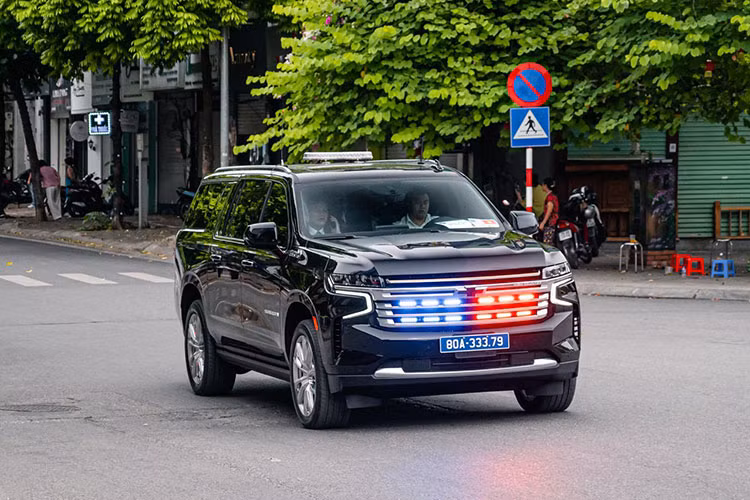 Đoàn Việt Nam sử dụng Chevrolet Suburban High Country đời mới, Surburban có 6 phiên bản, trong đó High Country là cao nhất. Xe sử dụng động cơ xăng 6,2 lít V8, công suất 420 mã lực và mô-men xoắn 625 Nm. Sức mạnh truyền tải thông qua hộp số 10 cấp và dẫn động 4WD. 