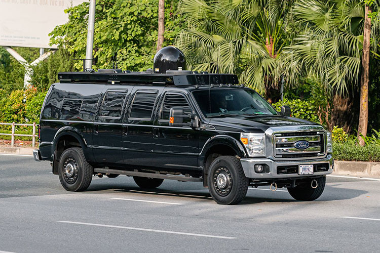 Ford F350 có tên gọi “Roadrunner” được gọi là phương tiện Chỉ huy và Điều khiển di động, với vệ tinh liên lạc cỡ lớn và trạm ăng ten trên nóc để cho xe của Tổng thống Mỹ, các quan chức ở Nhà Trắng và Lầu Năm Góc được kết nối bằng điện thoại, internet và video mã hóa. 