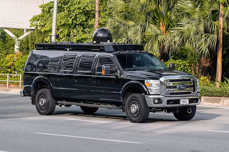 Ford F350 có tên gọi “Roadrunner” được gọi là phương tiện Chỉ huy và Điều khiển di động, với vệ tinh liên lạc cỡ lớn và trạm ăng ten trên nóc để cho xe của Tổng thống Mỹ, các quan chức ở Nhà Trắng và Lầu Năm Góc được kết nối bằng điện thoại, internet và video mã hóa. 