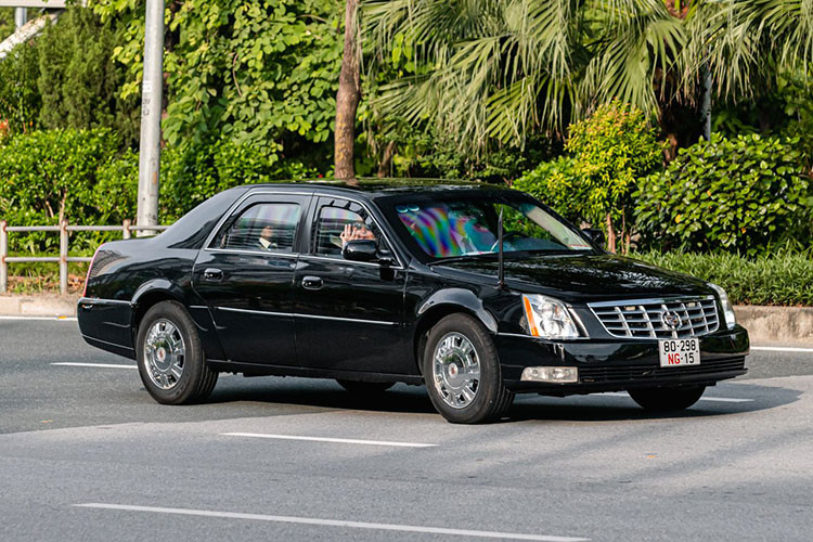 Mẫu Cadillac DTS chở đại sứ Mỹ, xe trang bị chống đạn cấp B7. Cửa xe dày 20 cm, kính dày 12 cm, lốp xe vẫn có khả năng di chuyển khi bị nổ lốp. Xe sử dụng động cơ 4,6 lít V8, công suất 296 mã lực và mô-men xoắn 390 Nm. 