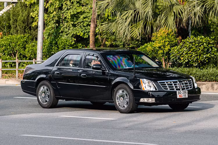 Mẫu Cadillac DTS chở đại sứ Mỹ, xe trang bị chống đạn cấp B7. Cửa xe dày 20 cm, kính dày 12 cm, lốp xe vẫn có khả năng di chuyển khi bị nổ lốp. Xe sử dụng động cơ 4,6 lít V8, công suất 296 mã lực và mô-men xoắn 390 Nm. 