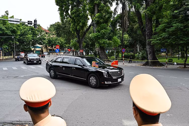 Cùng với đó là loạt thiết bị nhìn xuyên ban đêm, thiết bị xả khói và dầu nhằm phòng thủ khi tấn công từ đằng sau. Xe sử dụng động cơ diesel Duramax 6,6 lít tăng áp, công suất 300 mã lực, đạt tốc độ tối đa 90 km/h và tiêu thụ nhiên liệu 34 lít/100 km. “The Beast” 2.0 có giá 1,5 triệu USD, trong khi chi phí mà GM bỏ ra để nghiên cứu, chế tạo là 15 triệu USD.