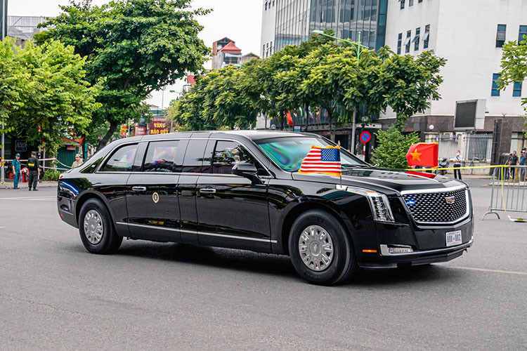 Hai chiếc Cadillac One 2.0 mang biệt danh “The Beast” làm điểm nhấn chính trong đoàn. Tổng thống Joe Biden luôn ngồi chiếc xe phía sau trong suốt chuyến đi, và liên tục đổi xe nhằm tránh bị theo dõi. Cadillac One 2.0 củav Tổng thống Mỹ là phiên bản cải tiến so với phiên bản 1.0, với kích thước lớn, ngoại thất thiết kế lại, trang bị lớp vỏ và ngoại thất làm từ nhôm, titanium và gốm có khả năng chịu đạn chống tăng B41 hoặc mìn IED.