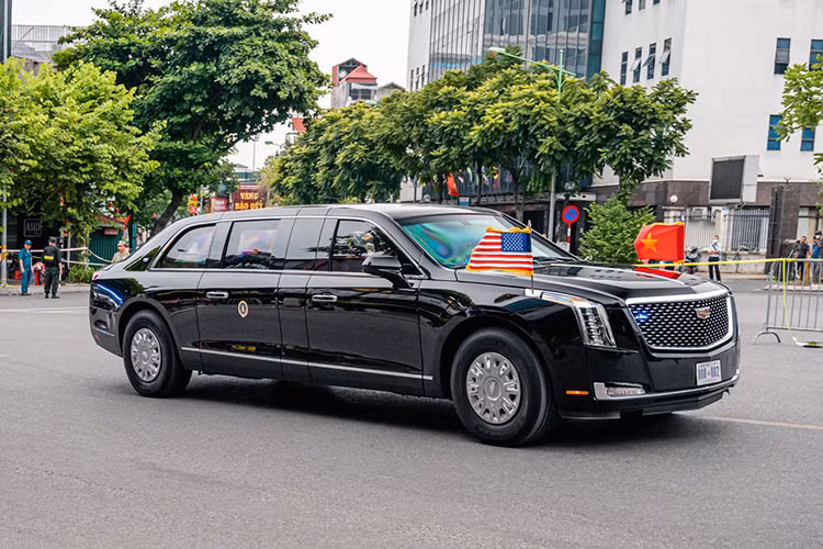 Hai chiếc Cadillac One 2.0 mang biệt danh “The Beast” làm điểm nhấn chính trong đoàn. Tổng thống Joe Biden luôn ngồi chiếc xe phía sau trong suốt chuyến đi, và liên tục đổi xe nhằm tránh bị theo dõi. Cadillac One 2.0 củav Tổng thống Mỹ là phiên bản cải tiến so với phiên bản 1.0, với kích thước lớn, ngoại thất thiết kế lại, trang bị lớp vỏ và ngoại thất làm từ nhôm, titanium và gốm có khả năng chịu đạn chống tăng B41 hoặc mìn IED.