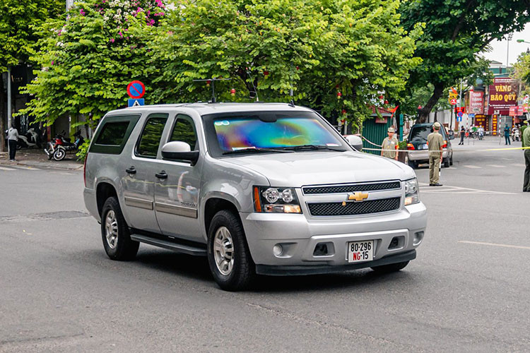Một chiếc Chevrolet Suburban đời cũ của đại sứ quán Mỹ ở Việt Nam. 