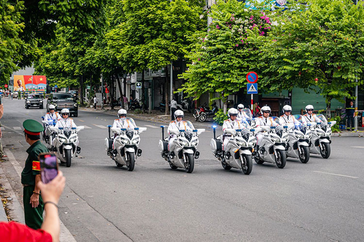 Trước khi tổng thống Mỹ sang thăm, dàn xe hộ tống và đội hậu cần của phía Mỹ và Việt Nam đã có mặt từ trước và sẵn sàng đón tiếp, tháp tùng. Nổi bật với 9 chiếc Yahama FJR1300P xếp hình chữ V được Bộ tư lệnh cảnh vệ sử dụng để dẫn đoàn, trước đó có 3 chiếc Honda Goldwing 2023 vào nhiệm tuần tra dẫn đoàn.