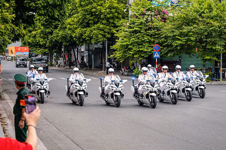 Trước khi tổng thống Mỹ sang thăm, dàn xe hộ tống và đội hậu cần của phía Mỹ và Việt Nam đã có mặt từ trước và sẵn sàng đón tiếp, tháp tùng. Nổi bật với 9 chiếc Yahama FJR1300P xếp hình chữ V được Bộ tư lệnh cảnh vệ sử dụng để dẫn đoàn, trước đó có 3 chiếc Honda Goldwing 2023 vào nhiệm tuần tra dẫn đoàn.