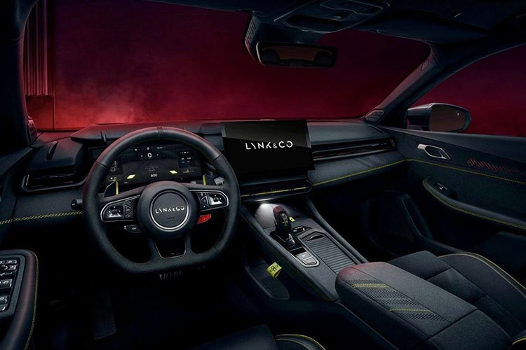 Bên trong cabin, thiết kế nội thất của Lynk&amp;Co 03 mang ADN đặc trưng của thương hiệu với những chi tiết trẻ trung hiện đại. Nhưng ở phiên bản 03+ xe có thêm những chi tiết mang đậm chất của một mẫu xe thể thao như: trần da lộn màu đen, vô lăng D-Cut thể thao.