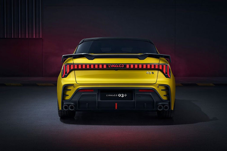 Lynk &amp; Co 03+ sở hữu vẻ bề ngoài mang đậm phong cách thiết kế của thương hiệu. Có thể nhận thấy điều này qua các chi tiết như lưới tản nhiệt mỏng nằm ngang kéo dài, ôm lấy phần đầu xe, cụm đèn pha nằm độc lập bên dưới đèn LED ban ngày.