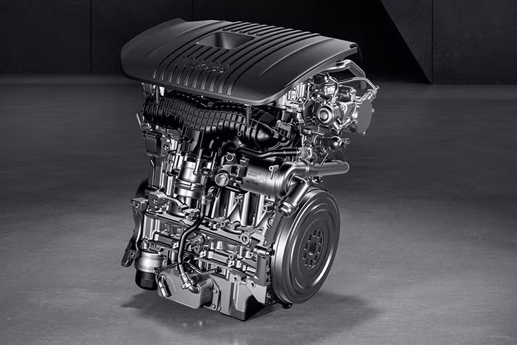 Phía sau vô lăng thể thao là một màn hình kích thước 12.3 inch hiển thị sắc nét, làm tăng vẻ hiện đại cho mẫu Lynk &amp; Co 03+. Xe còn có hệ thống loa Harman Infinity 10 loa công suất 360W với công nghệ Logic 7® Sound Field Deéign và hệ thống đèn nội thất Aimbient light.