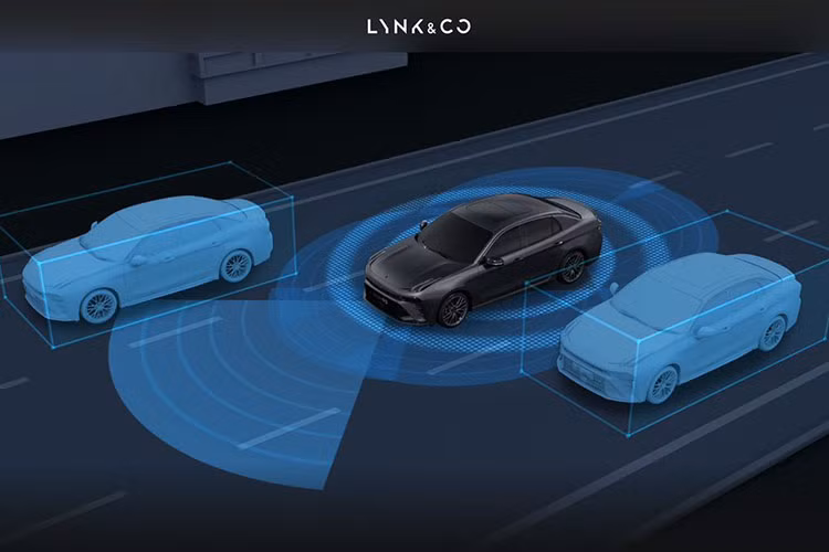 Lynk &amp; Co 03+ là phiên bản hiệu suất cao của dòng 03, do đó xe được tinh chỉnh lại hệ thống khung gầm để tăng khả năng chịu được độ vặn xoắn và độ bền. Mặc dù trên mẫu Lynk &amp; Co 03+ sử dụng động cơ 2.0 thế hệ thứ 5, tương tự như mẫu Lynk &amp; Co 05 nhưng lại cho ra công suất và mô-men xoắn lớn hơn.