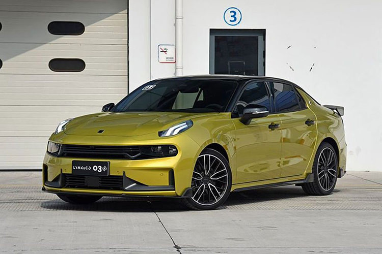 Về an toàn, Lynk &amp; Co 03+ được trang bị camera 360 độ, cảm biến áp suất lốp và nhiều tính năng ADAS như cảnh báo điểm mù, hỗ trợ phanh tự động, hỗ trợ giữ làn đường, ga tự động thích ứng, đèn chiếu xa thông minh...