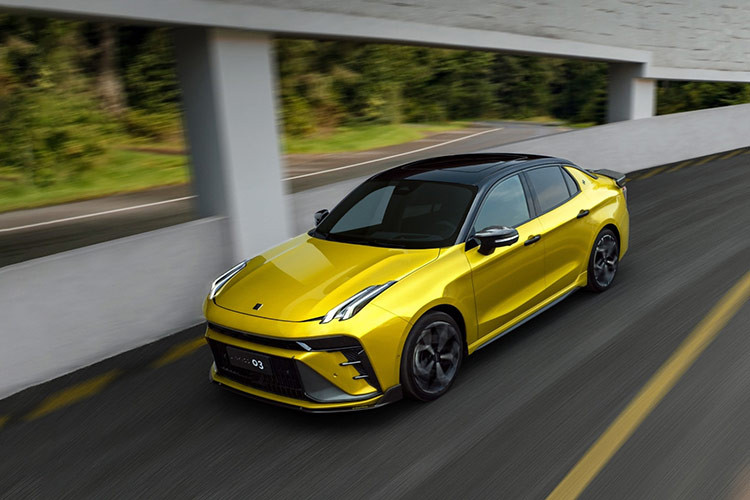 Điểm nhấn phía sau tới từ cụm đèn hậu LED hình chữ L kéo dài theo bề rộng của đuôi xe, ống xả dạng đôi và cánh gió trên nắp cốp. Lynk &amp; Co 03+ được trang bị bộ mâm đa chấu kích thước 19 inch, bao bởi lốp 245/35R19. Một số chi tiết ngoại thất của Lynk &amp; Co 03+ được làm từ chất liệu sợi carbon như trên cản trước/sau xe và cánh gió đuôi với chữ "Downforce".